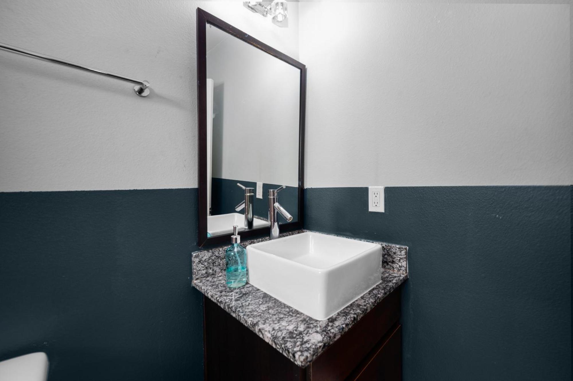 Апартаменти Modern Quirky Apt Near Nrg Stadium & Medical Center Х'юстон Екстер'єр фото